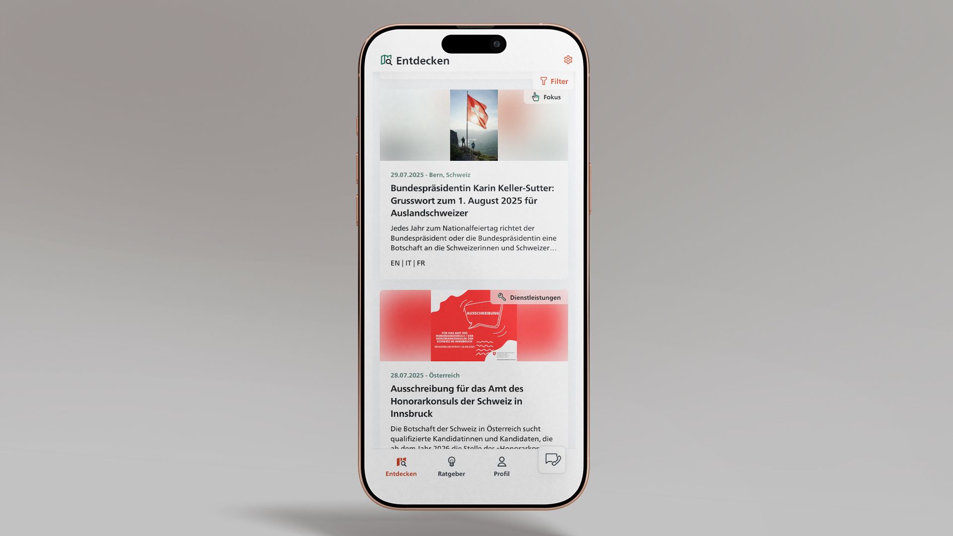 Das Bild zeigt ein Smartphone, auf dem die SwissInTouch App geöffnet ist, auf dem Feed. Zwei Beiträge sind ersichtlich.