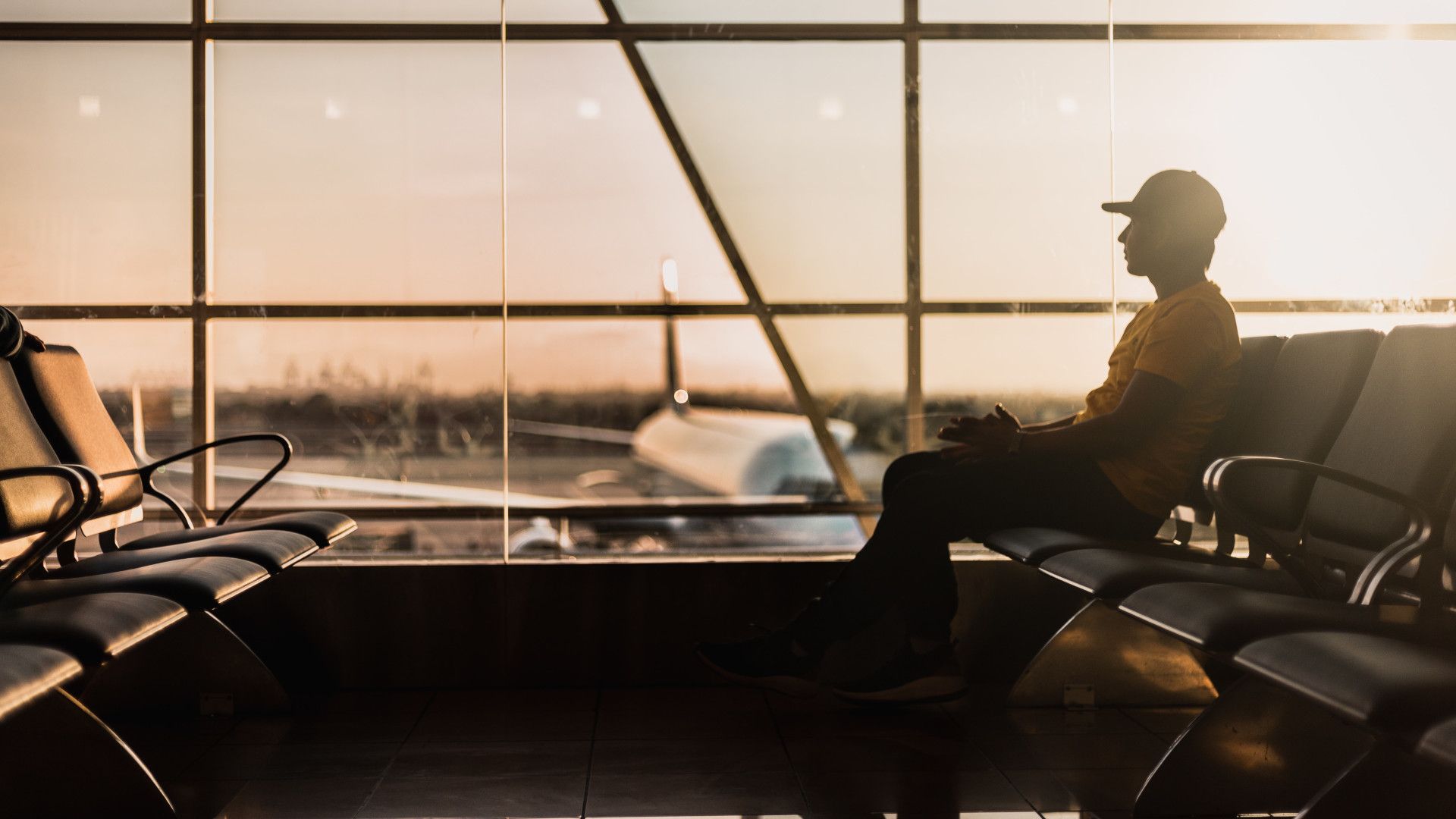 Ein Mann wartet am Flughafen auf seinen Flug.