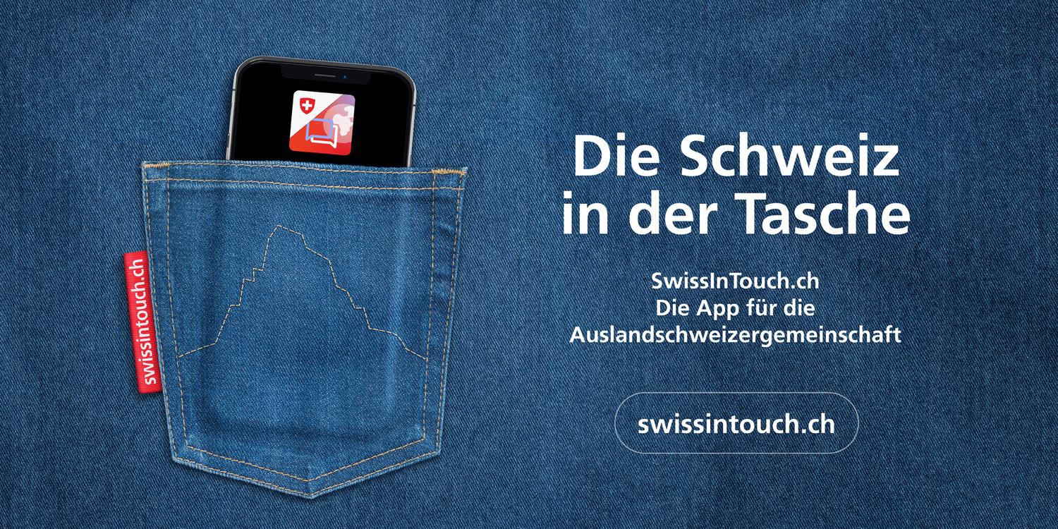 Ein Mobiltelefon in einer Hosentasche mit aufgesticktem Matterhorn, daneben ein Hinweis auf die App SwissInTouch.